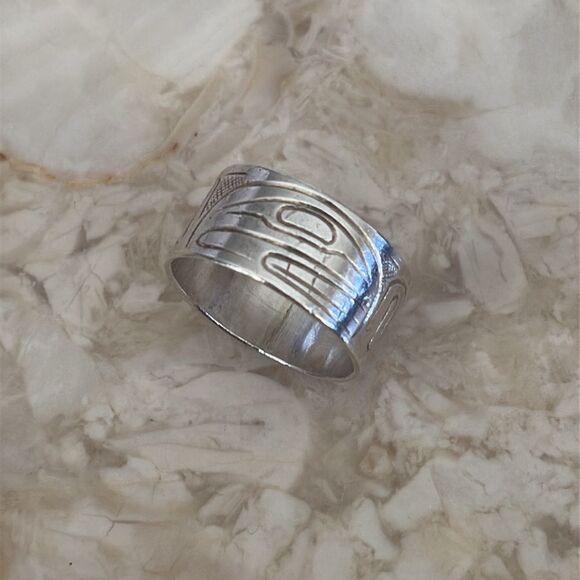 First Nations Corinne Hunt Hand Carved Sterling Silver Salmon Ring Vintage - Picture 3 of 8